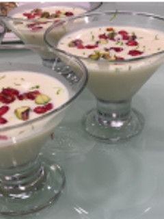 Una foto de Sopa de chocolate blanco con pistachos y granada