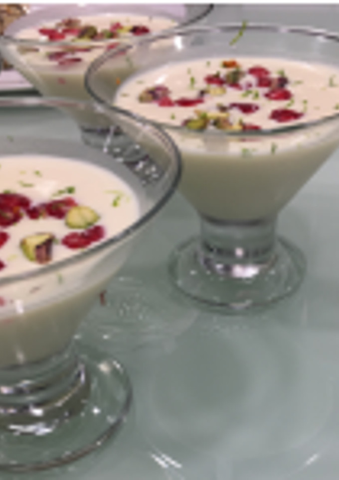 Una foto de Sopa	de	chocolate blanco	con	pistachos	y	granada