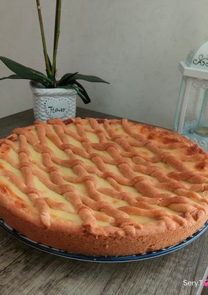 Foto di Crostata speziata con crema pasticcera e confettura di fragole