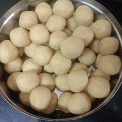 A picture of Besan laddu.