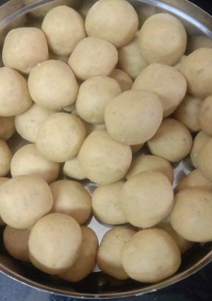 A picture of Besan laddu.