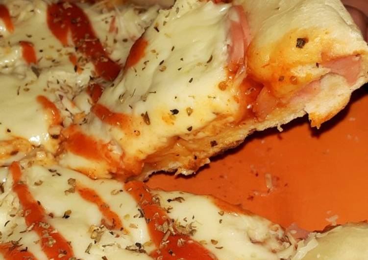 Langkah Mudah untuk Membuat Pizza Teflon Crispy (Terigu Kunci Biru), Lezat