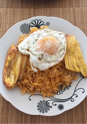 Una foto de Majadito con huevo