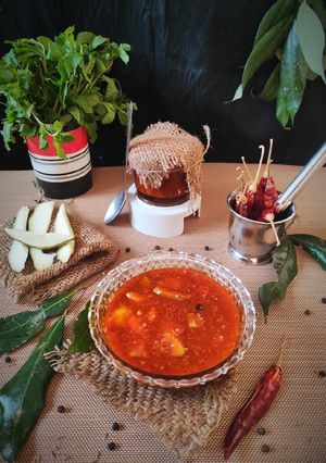 ગોળ કેરીનું અથાણું (Mango Sweet Pickle Recipe In Gujarati) રેસીપી મુખ્ય ફોટો