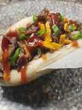 Roast beef desmechado con panceta y cebolla caramelizada, en pan bao (pancitos al vapor)