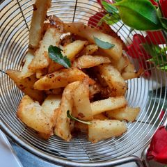 A picture of Potatoes fries.