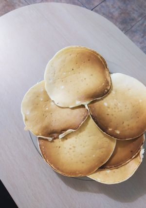 Una foto de Panqueques americanos con jugo de limón