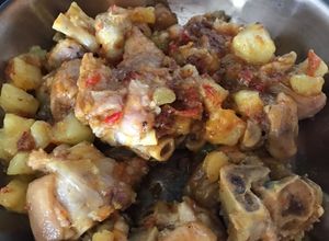 Una foto de Paticas de cerdo guisadas