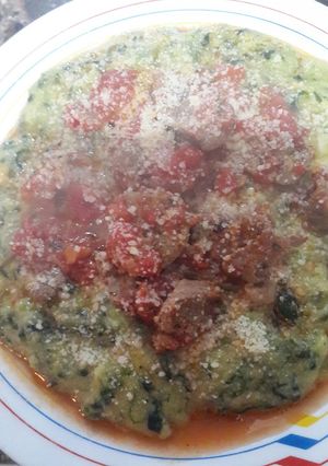 Una foto de Polenta con espinaca y estofado de carne! Buen Apetti