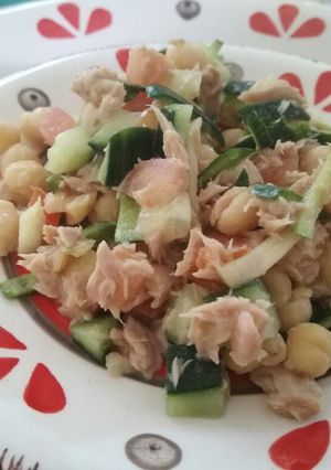 Una foto de Ensalada de garbanzos y atún