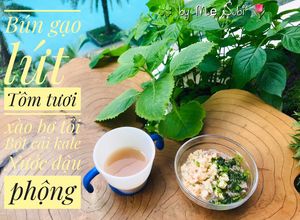 Hình của món Bún gạo lứt tôm tươi xào bơ tỏi bột cải kale cho bé ăn dặm.