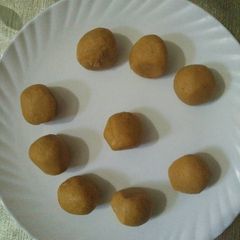 A picture of Besan ke ladoo.