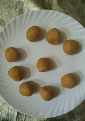 A picture of Besan ke ladoo.