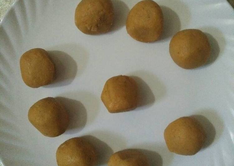 Besan ke ladoo