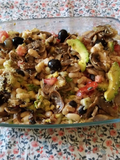 Una foto de Ensalada de alubias de bote con champiñón