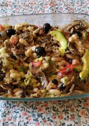 Una foto de Ensalada de alubias de bote con champiñón