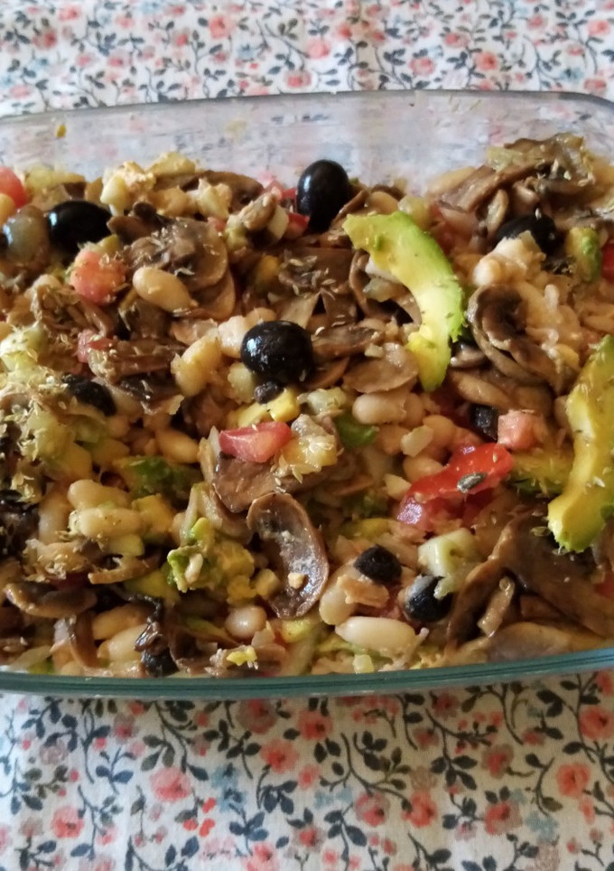 Una foto de Ensalada de alubias de bote con champiñón