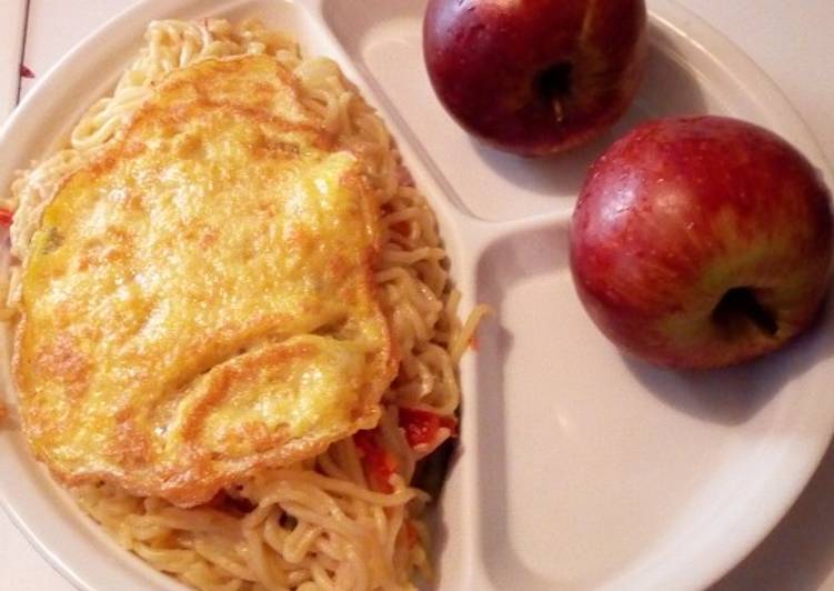 Fried Noodles, Freid egg and Red Apple