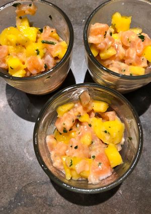 Une photo de Verrine tartare de saumon / mangue