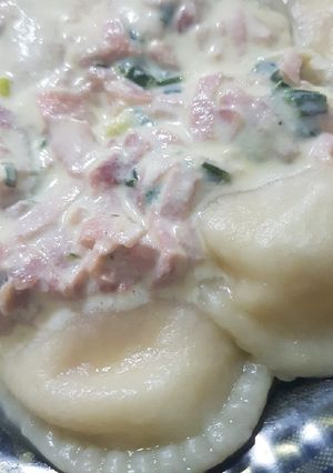 Una foto de Sorrentinos caseros con salsa de verdeo y jamón 🍝