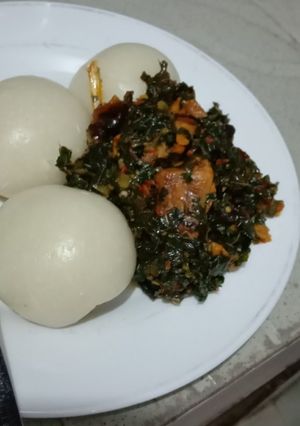 A picture of Fufu with bitter leaf soup.