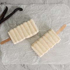 A picture of Skinny Vanilla Bean Cheesecake Popsicles.