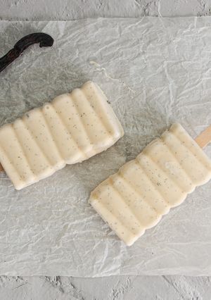 A picture of Skinny Vanilla Bean Cheesecake Popsicles.