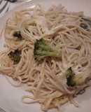 Bandeja de spaghetti con brócoli