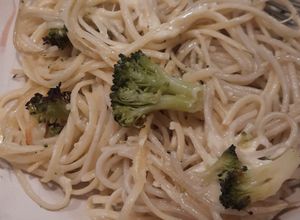Una foto de Bandeja de spaghetti con brócoli