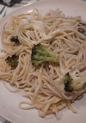 Una foto de Bandeja de spaghetti con brócoli