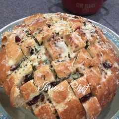 A picture of Gruyere Pull-Apart Bread.