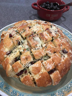 A picture of Gruyere Pull-Apart Bread.