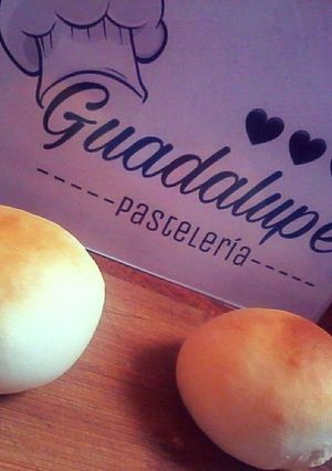 Una foto de Pancitos de cebolla caramelizada y panceta crocante