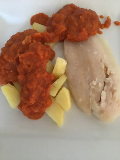 Una foto de Merluza con patatas y salsa de tomate en Thermomix