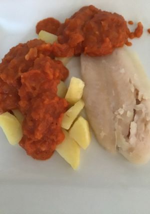Una foto de Merluza con patatas y salsa de tomate en Thermomix