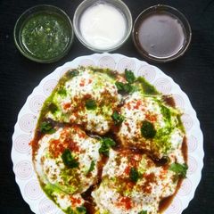 A picture of Dahi bhalle.