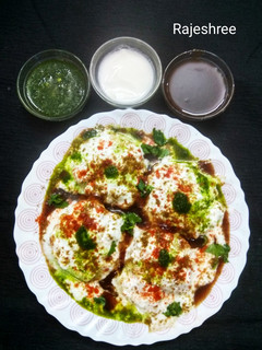 A picture of Dahi bhalle.