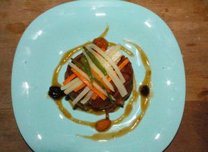 Una foto de Guarnición de verduras salteadas con lomo de cerdo mechado 🔥