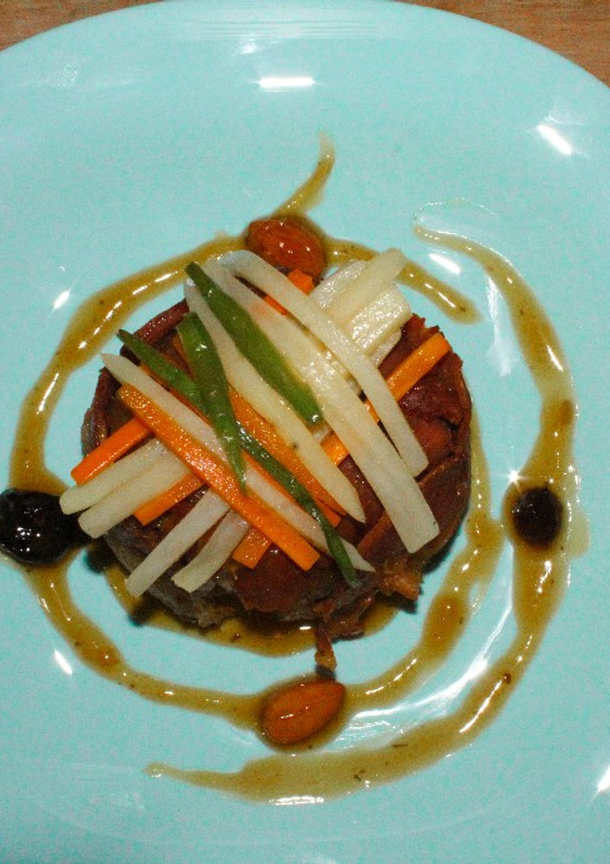 Una foto de Guarnición de verduras salteadas con lomo de cerdo mechado 🔥