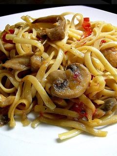 Una foto de Tallarines con pollo y setas variadas