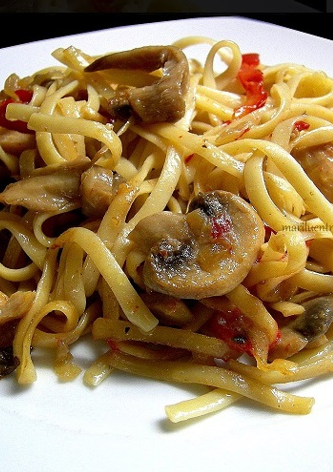 Una foto de Tallarines con pollo y setas variadas