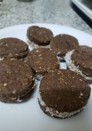Una foto de Alfajores de harina integral, avena y cacao
