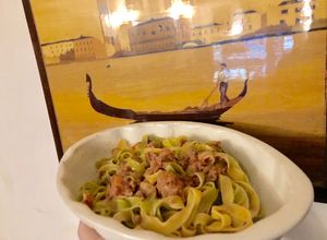 Una foto de TAGLIATELLE a la BOLOGNESA o RAGÙ la auténtica receta italiana🦀