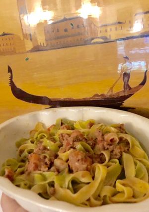 Una foto de TAGLIATELLE a la BOLOGNESA o RAGÙ la auténtica receta italiana🦀