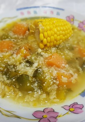 Una foto de Sopa de letras y vegetales