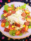Salad Ayam & Dendeng Sapi dengan Saus Tzatziki