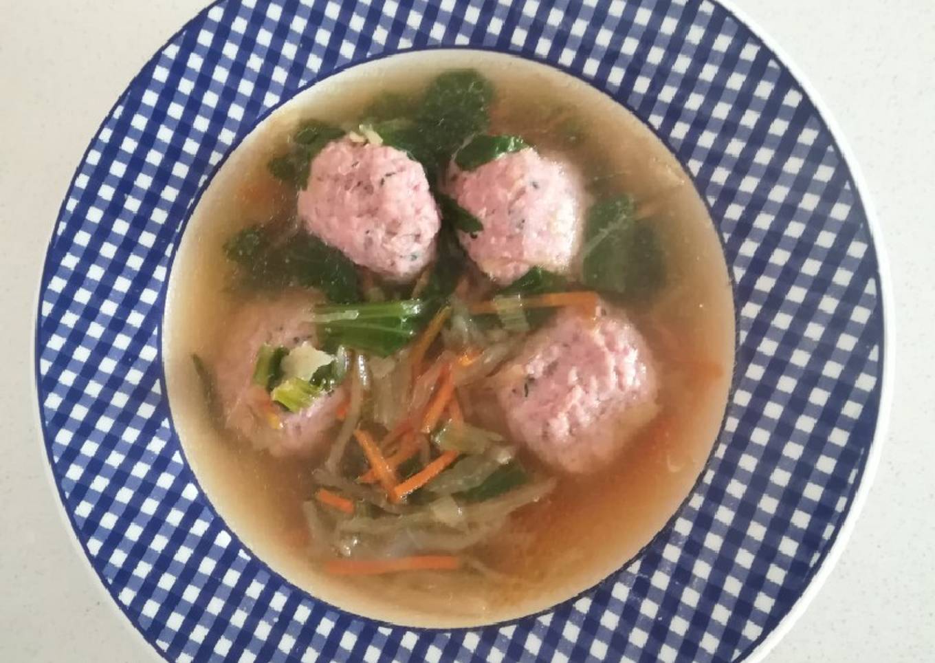 Sopa de verduras con albóndigas