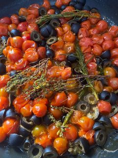 Una foto de Tomatitos Cherry’s especiados con aceitunas !!!!!!