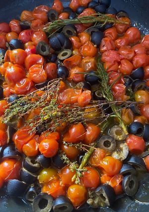 Una foto de Tomatitos Cherry’s especiados con aceitunas !!!!!!