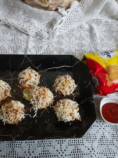 બિસ્કિટ પીઝા (Biscuit Pizza Recipe In Gujarati) રેસીપી મુખ્ય ફોટો